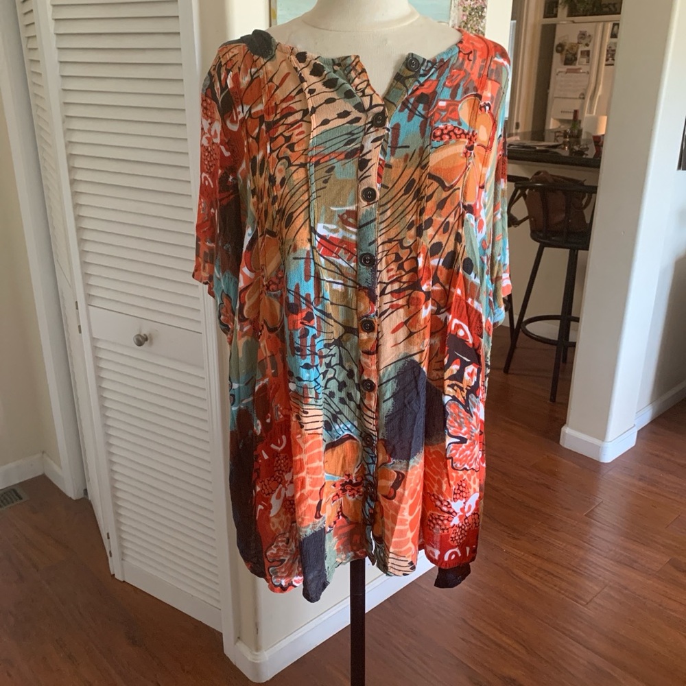 Colorful Women's plus size Button yoke rayon blouse in excellent condition